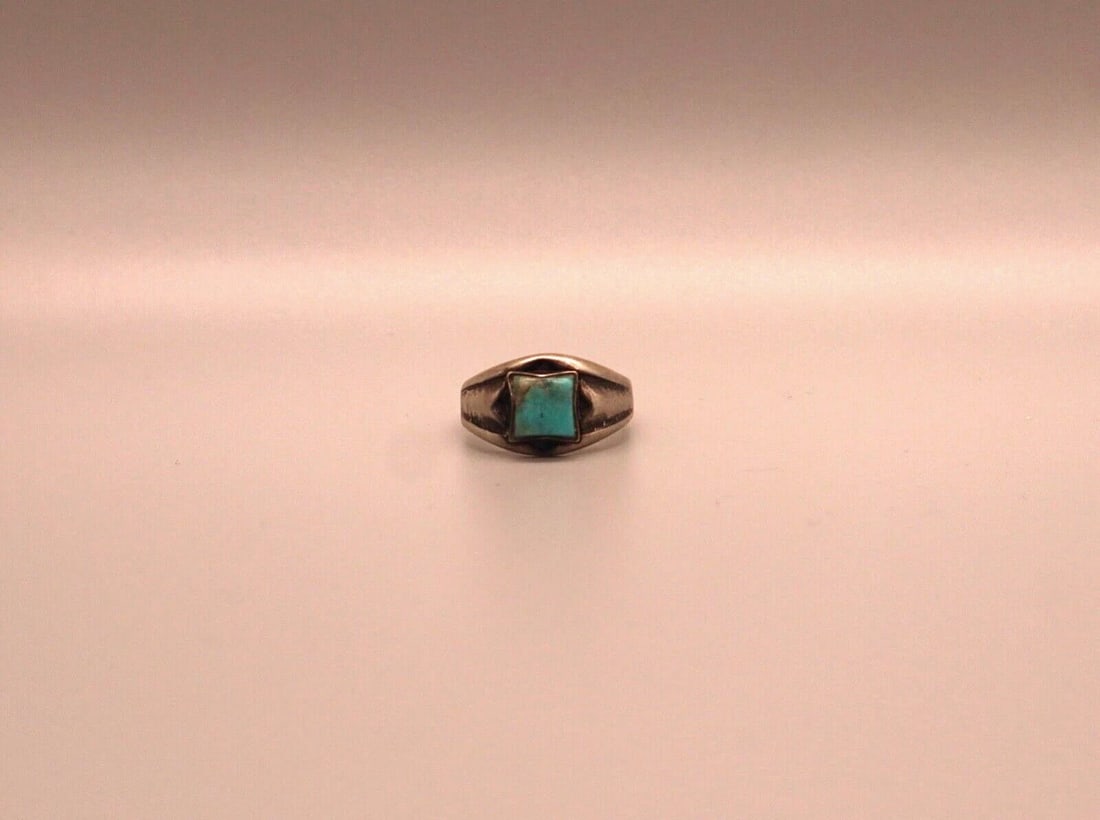 OLD PAWN NAVAJO STERLING AND TURQUOISE RING SIZE 6 1/2: OLD PAWN NAVAJO STERLING AND TURQUOISE RING SIZE 6 1/2 Item Description: 1/2 " Tall