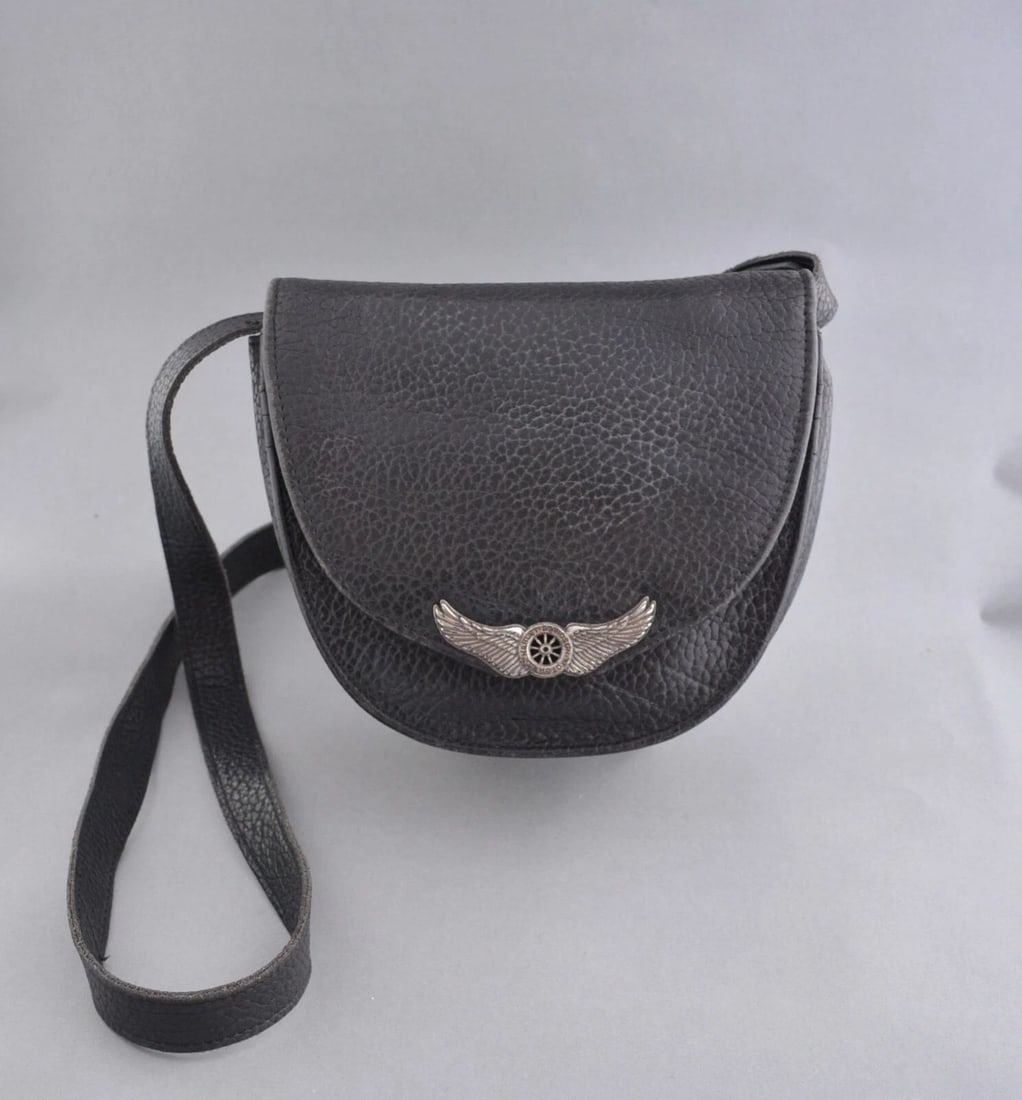 HARLEY DAVIDSON BLACK LEATHER VINTAGE CROSSBODY PURSE SATCHEL: HARLEY DAVIDSON BLACK LEATHER VINTAGE CROSSBODY PURSE SATCHEL This vintage Harley Davidson black leather Purse / Satchel measures 9" across x 8" tall x 3" deep. It has a front flap with a snap closure