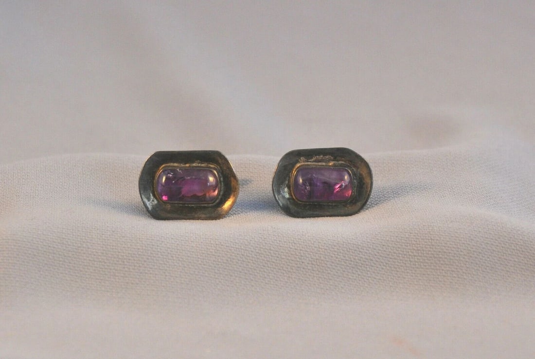 VINTAGE TAXCO MEXICO 925 SILVER CUFFLINKS - LJD: VINTAGE TAXCO MEXICO 925 SILVER CUFFLINKS - LJD Item Description: This pair of vintage sterling silver cufflinks are marked Taxco 925 and Hecho en Mexico. And, the intials of the artist, LJD are on on