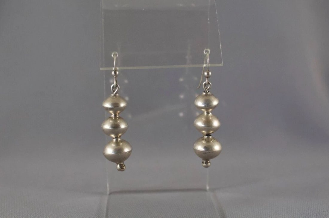 VINTAGE NAVAJO SILVER HANDMADE EARRINGS: VINTAGE NAVAJO SILVER HANDMADE EARRINGS Item Description: 1 3/4” tall P