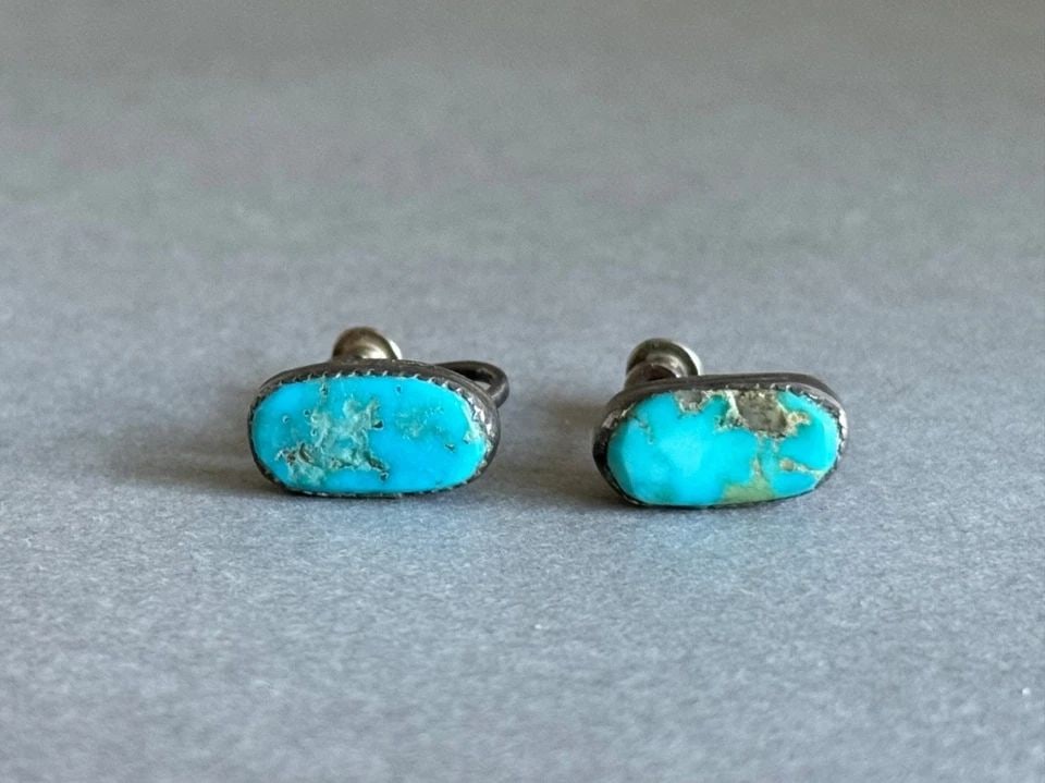 OLD PAWN NAVAJO STERLING SILVER AND TURQUOISE SCREW BACK EARRINGS 1/2": OLD PAWN NAVAJO STERLING SILVER AND TURQUOISE SCREW BACK EARRINGS 1/2" Old Pawn Navajo Sterling Silver and Turquoise Screw Back Earrings. 1/2"