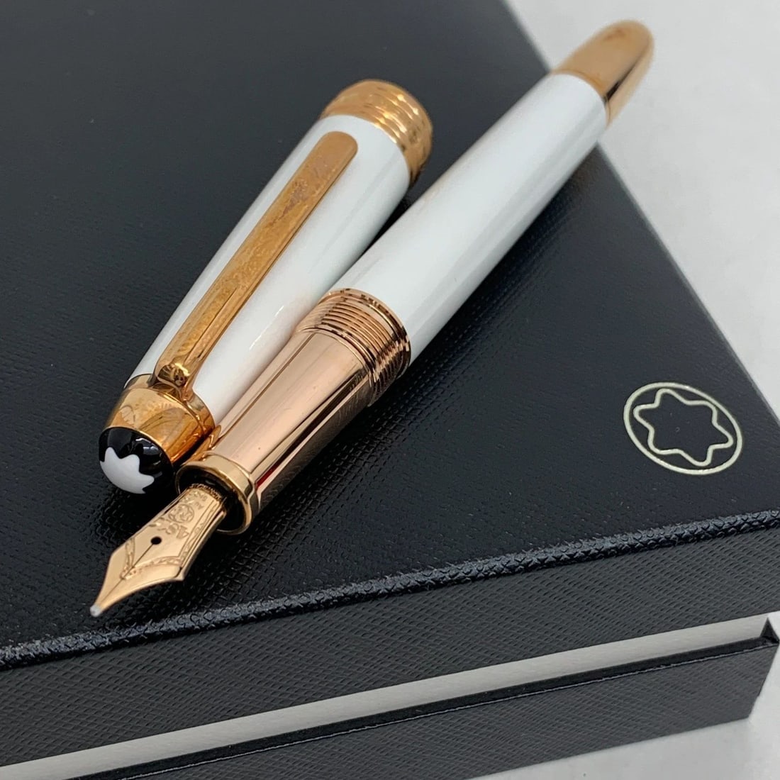 AUTHENTIC MONTBLANC BALLPOINT PEN ENAMEL 18K GOLD WHITE SOLITAIRE COLLECTIBLE: AUTHENTIC MONTBLANC BALLPOINT PEN ENAMEL 18K GOLD WHITE SOLITAIRE COLLECTIBLE AUTHENTIC MONTBLANC BALLPOINT PEN ENAMEL 18K GOLD WHITE SOLITAIRE COLLECTIBLE Montblanc White Solitaire Fountain Pen Desk,