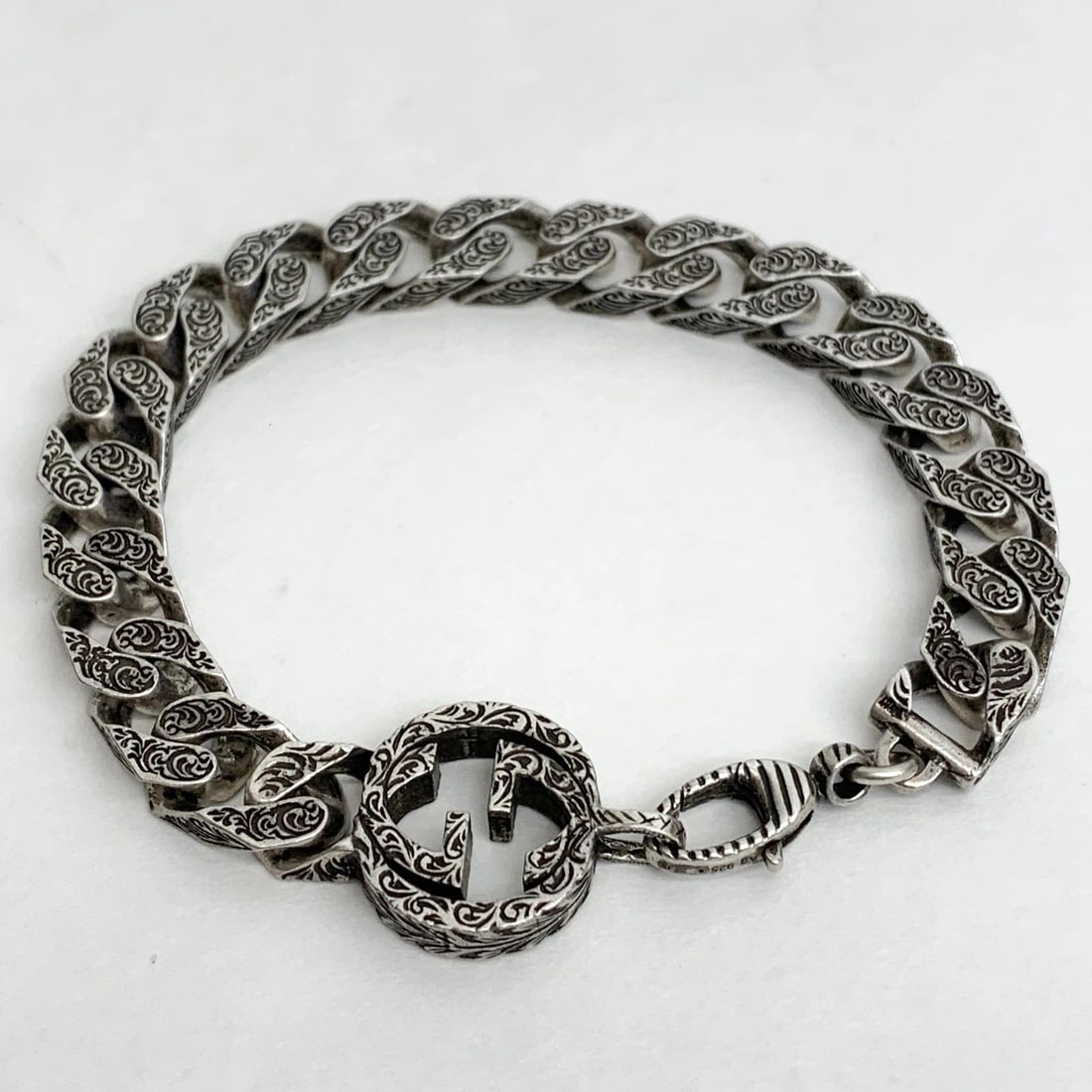 AUTHENTIC GUCCI ARABESQUE BRACELET AGED SILVER STERLING 925 GG LOGO SERPENTINE: AUTHENTIC GUCCI ARABESQUE BRACELET AGED SILVER STERLING 925 GG LOGO SERPENTINE Gucci Sterling Silver 925 Lobster Claw Closure Womens, Ladies Manufactured: Italy Length: 18.5 cm 33.7 grams 925 Sterling
