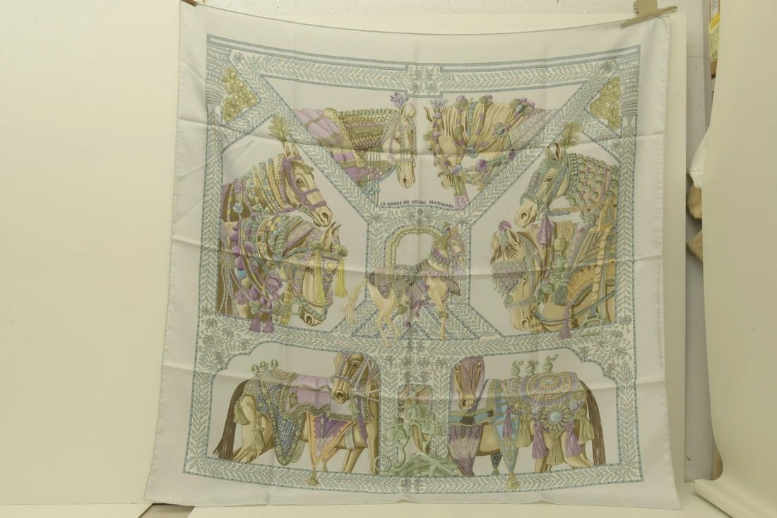 AUTHENTIC HERMES SCARF VINTAGE DANSE DU CHEVAL MARWARI GRAY 90CM FAIVRE SILK: AUTHENTIC HERMES SCARF VINTAGE DANSE DU CHEVAL MARWARI GRAY 90CM FAIVRE SILK Marwari Horse Dance Danse Du Cheval Marwari Annie Faivre Manufactured: France Height: 90cm (35.4 inch) Width: 90cm (35.4 in