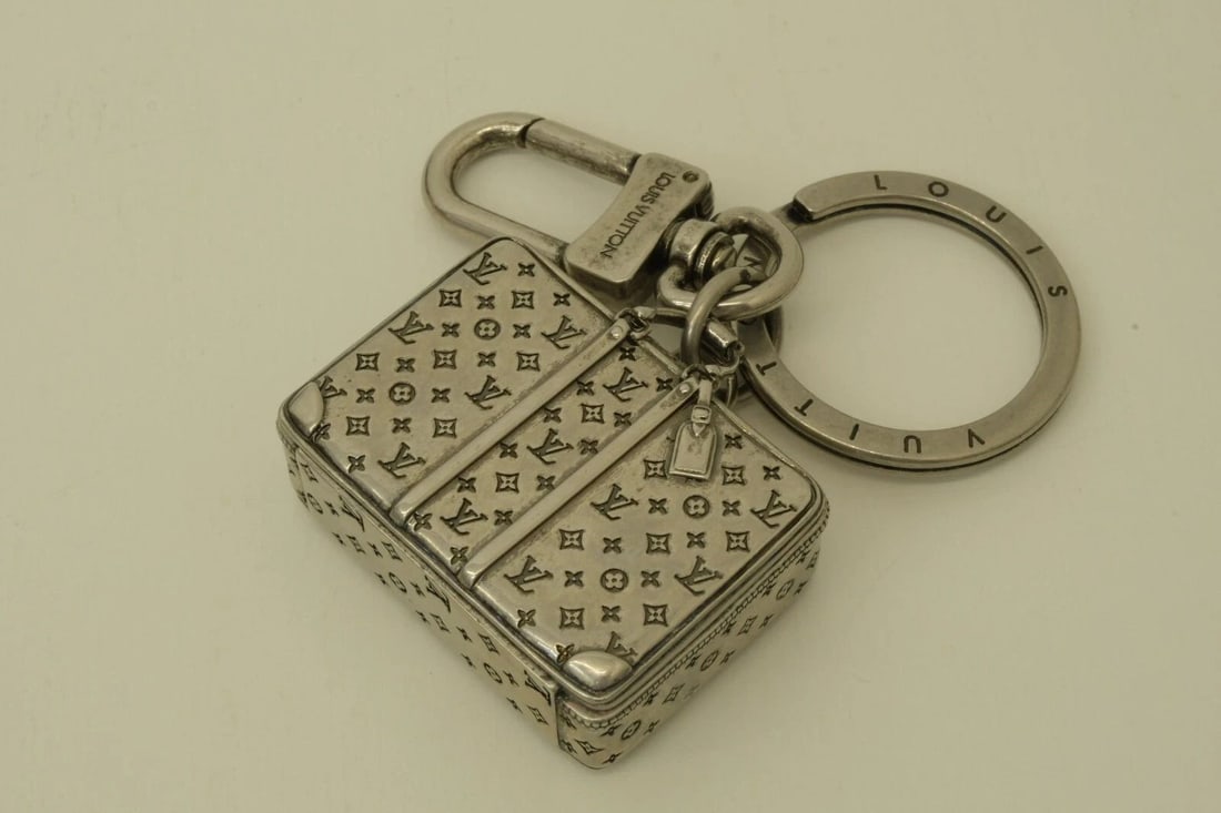 AUTHENTIC LOUIS VUITTON SILVER PLATED LUGGAGE KEYCHAIN LOGO JEWELRY ACCESSORY 2: AUTHENTIC LOUIS VUITTON SILVER PLATED LUGGAGE KEYCHAIN LOGO JEWELRY ACCESSORY 2 Authentic Louis Vuitton Silver Plated Luggage Keychain Logo Jewelry Accessory 2 Authentic Louis Vuitton Silver Plated Lu
