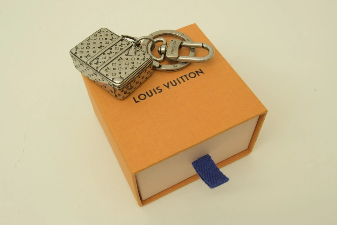 AUTHENTIC LOUIS VUITTON SILVER PLATED LUGGAGE KEYCHAIN LOGO JEWELRY ACCESSORY: AUTHENTIC LOUIS VUITTON SILVER PLATED LUGGAGE KEYCHAIN LOGO JEWELRY ACCESSORY Authentic Louis Vuitton Silver Plated Luggage Keychain Logo Jewelry Accessory Authentic Louis Vuitton Silver Plated Luggag