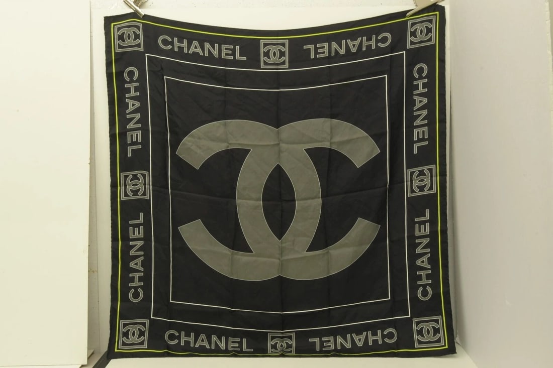 AUTHENTIC GUCCI 100% SILK SCARF 90CM CC LOGO BLACK W NEON YELLOW BORDER WRAP (1 of 2)