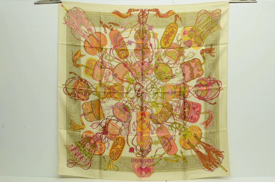 AUTHENTIC GUCCI VINTAGE SCARF 90CM SILK BEIGE PINK MEANDER TASSELS W CLASSIC BOX: AUTHENTIC GUCCI VINTAGE SCARF 90CM SILK BEIGE PINK MEANDER TASSELS W CLASSIC BOX Authentic Gucci Vintage Scarf 90cm Silk Beige Pink Meander Tassels w Classic Box Authentic Gucci Vintage Scarf 90cm Sil
