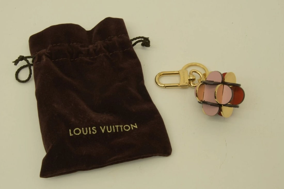AUTHENTIC LOUIS VUITTON CLOVER KEYCHAIN GP BROWN MONOGRAM LV PINK ACCESSORY: AUTHENTIC LOUIS VUITTON CLOVER KEYCHAIN GP BROWN MONOGRAM LV PINK ACCESSORY Authentic Louis Vuitton Clover Keychain GP Brown Monogram LV Pink Accessory AUTHENTIC LOUIS VUITTON CLOVER KEYCHAIN GP BROWN