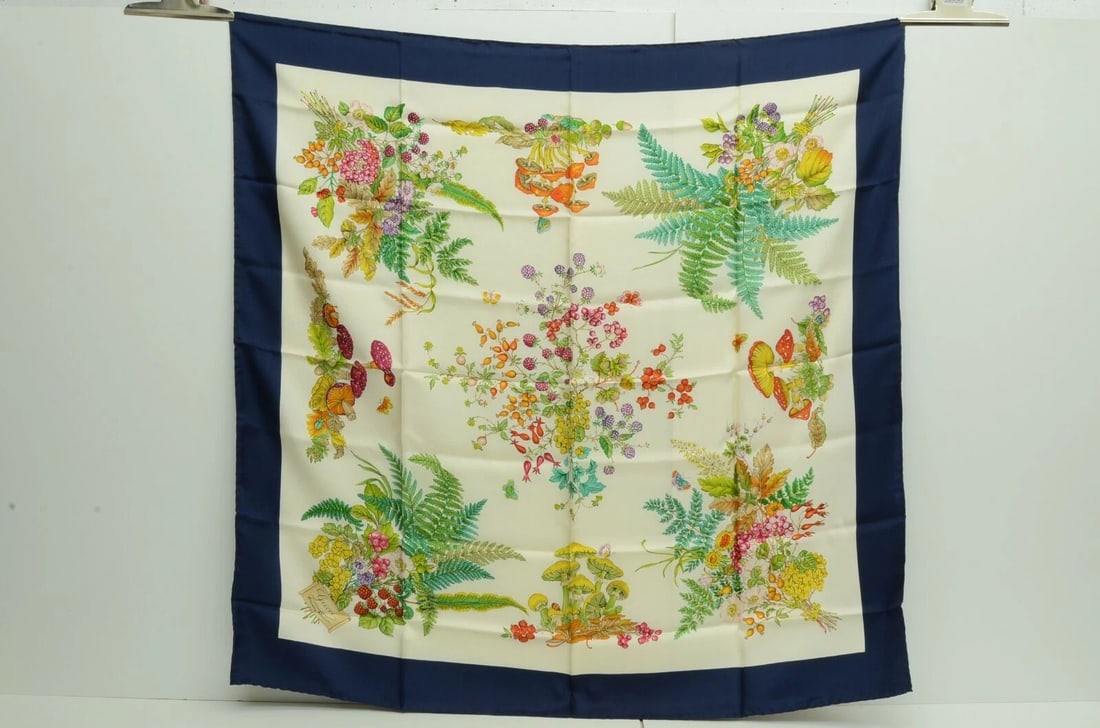 AUTHENTIC GUCCI VINTAGE SCARF 90CM SILK BLUE WHITE FLOWER ACCESSORY COLLECTION: AUTHENTIC GUCCI VINTAGE SCARF 90CM SILK BLUE WHITE FLOWER ACCESSORY COLLECTION Authentic Gucci Vintage Scarf 90cm Silk Blue White Flower Accessory Collection AUTHENTIC GUCCI VINTAGE SCARF 90CM SILK BL