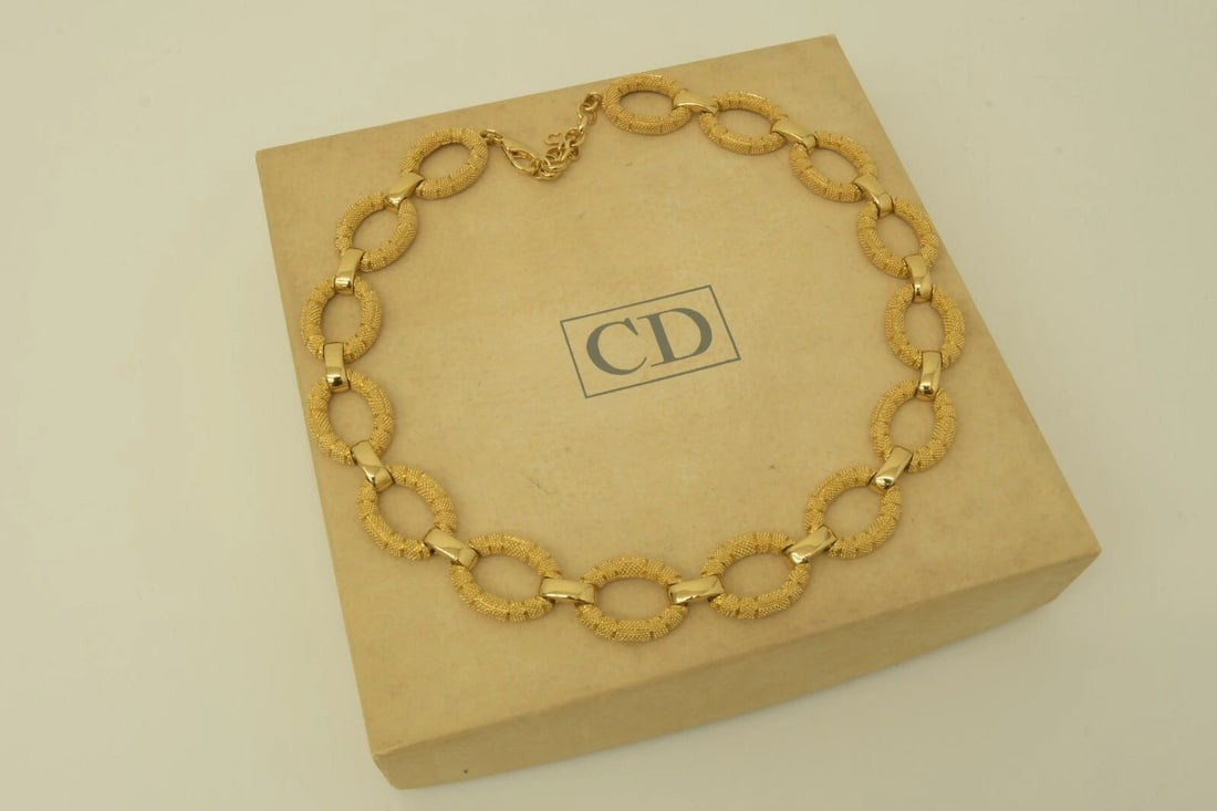 AUTHENTIC CHRISTIAN DIOR VTG NECKLACE GP TEXTURED OVAL LOOP JEWELRY ACCESORY: AUTHENTIC CHRISTIAN DIOR VTG NECKLACE GP TEXTURED OVAL LOOP JEWELRY ACCESORY Authentic Christian Dior VTG Necklace GP Textured Oval Loop Jewelry Accesory AUTHENTIC CHRISTIAN DIOR VTG NECKLACE GP TEXTU