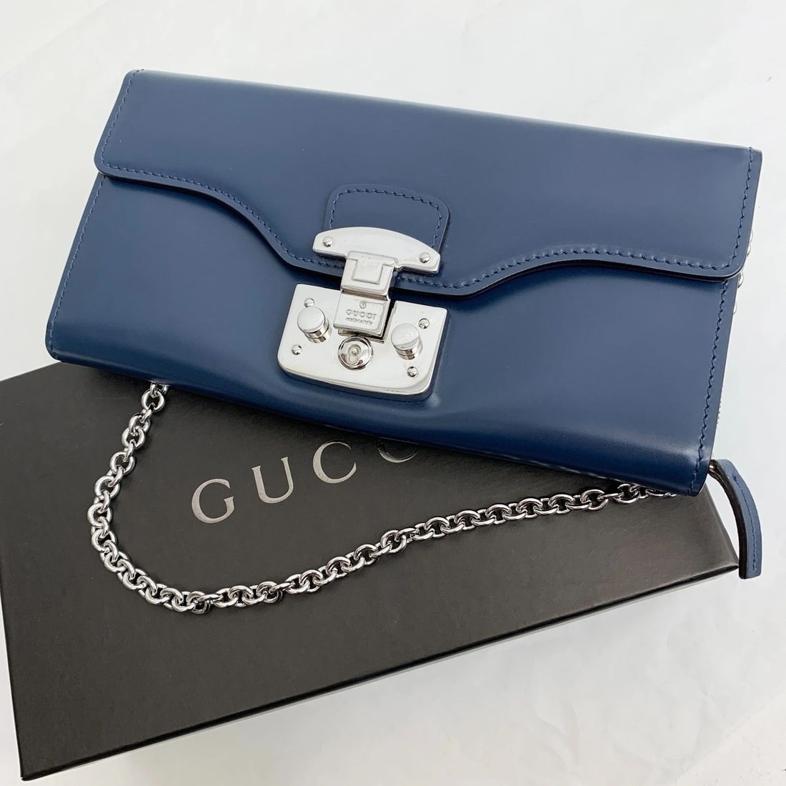 AUTHENTIC GUCCI WALLET BLUE LEATHER CLUTCH SP CHAIN STRAP CLIP CASE: AUTHENTIC GUCCI WALLET BLUE LEATHER CLUTCH SP CHAIN STRAP CLIP CASE AUTHENTIC GUCCI WALLET BLUE LEATHER CLUTCH SP CHAIN STRAP CLIP CASE Gucci Clip Closure Width: 19 cm Height: 9.5 cm Depth: 2.4 cm Blu