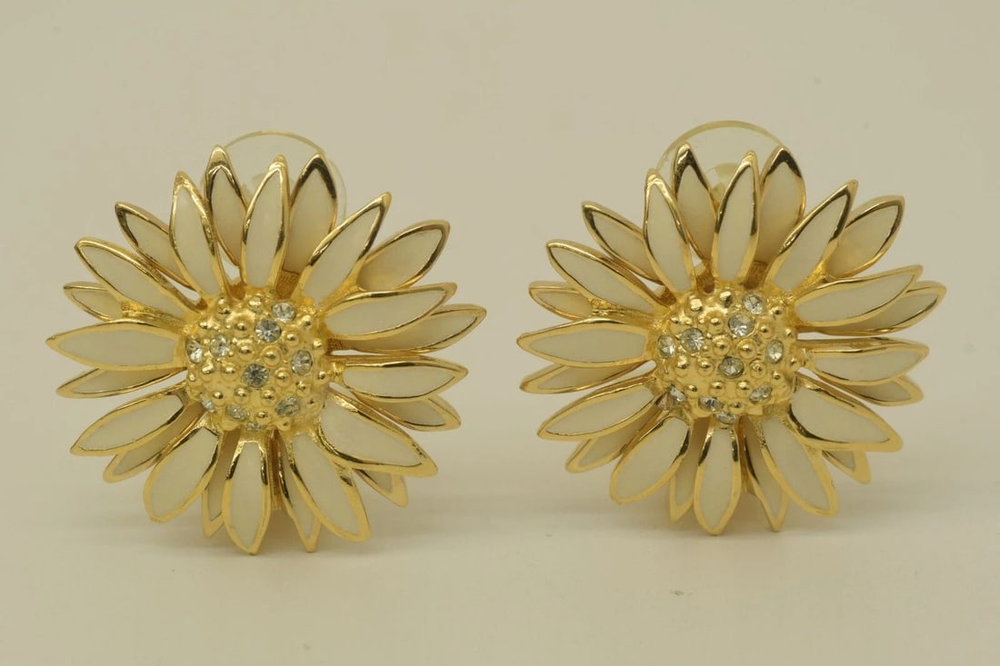 AUTHENTIC CHRISTIAN DIOR CLIP ON EARRINGS WHITE FLOWER GP RHINESTONE JEWELRY (1 of 2)