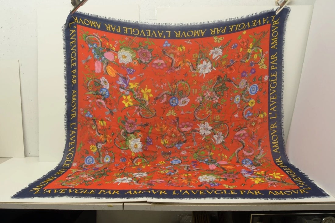 AUTHENTIC GUCCI PAR AMOUR RED BLUE FRINGE SCARF 90CM WOOL FLORAL FLOWERS (1 of 2)