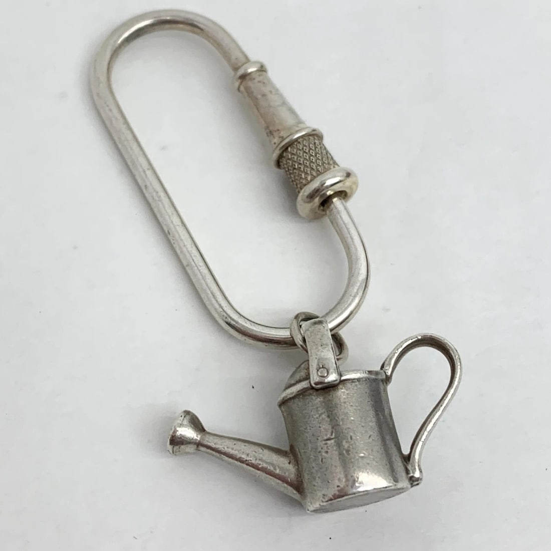 AUTHENTIC TIFFANY & CO. STERLING SILVER 925 KEYCHAIN WATERING CAN COLLECTIBLE: AUTHENTIC TIFFANY & CO. STERLING SILVER 925 KEYCHAIN WATERING CAN COLLECTIBLE Tiffany and Co. Keychain, Charm Watering Can Length: 7.5 cm Width: 3.5 cm Height: 2.2 cm Weight: 33.6 grams Sterling Silve