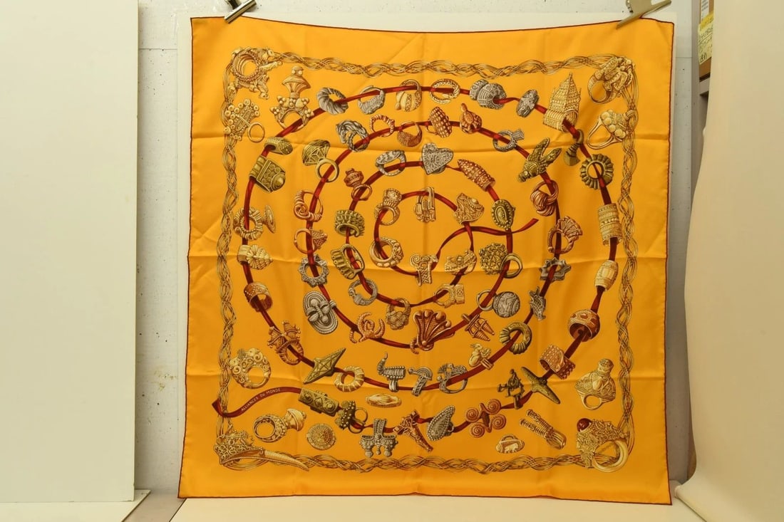 AUTHENTIC HERMES SCARF ALLIANCES DU MONDE ORANGE/YELLOW MUSTARD 90CM FAIVRE SILK: AUTHENTIC HERMES SCARF ALLIANCES DU MONDE ORANGE/YELLOW MUSTARD 90CM FAIVRE SILK Alliances of the World Alliances du Monde Annie Faivre Manufactured: France Height: 90cm (35.4 inch) Width: 90cm (35.4 