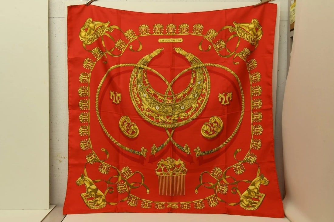 AUTHENTIC HERMES SCARF LES CAVALIERS D'OR RED 90CM RYBALTCHENKO VINTAGE SILK: AUTHENTIC HERMES SCARF LES CAVALIERS D'OR RED 90CM RYBALTCHENKO VINTAGE SILK Les Cavaliers d'Or The Golden Riders Dimitri Rybaltchenko Manufactured: France Height: 90cm (35.4 inch) Width: 90cm (35.4 i