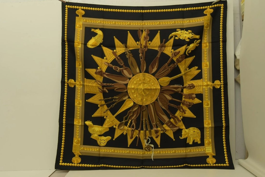 AUTHENTIC HERMES SCARF VINTAGE D'AFRIQUE CUILLERS BLACK 90CM CATY LATHAM SILK: AUTHENTIC HERMES SCARF VINTAGE D'AFRIQUE CUILLERS BLACK 90CM CATY LATHAM SILK D'Afrique Cuillers African Spoons Caty Latham Manufactured: France Height: 90cm (35.4 inch) Width: 90cm (35.4 inch) 100% S