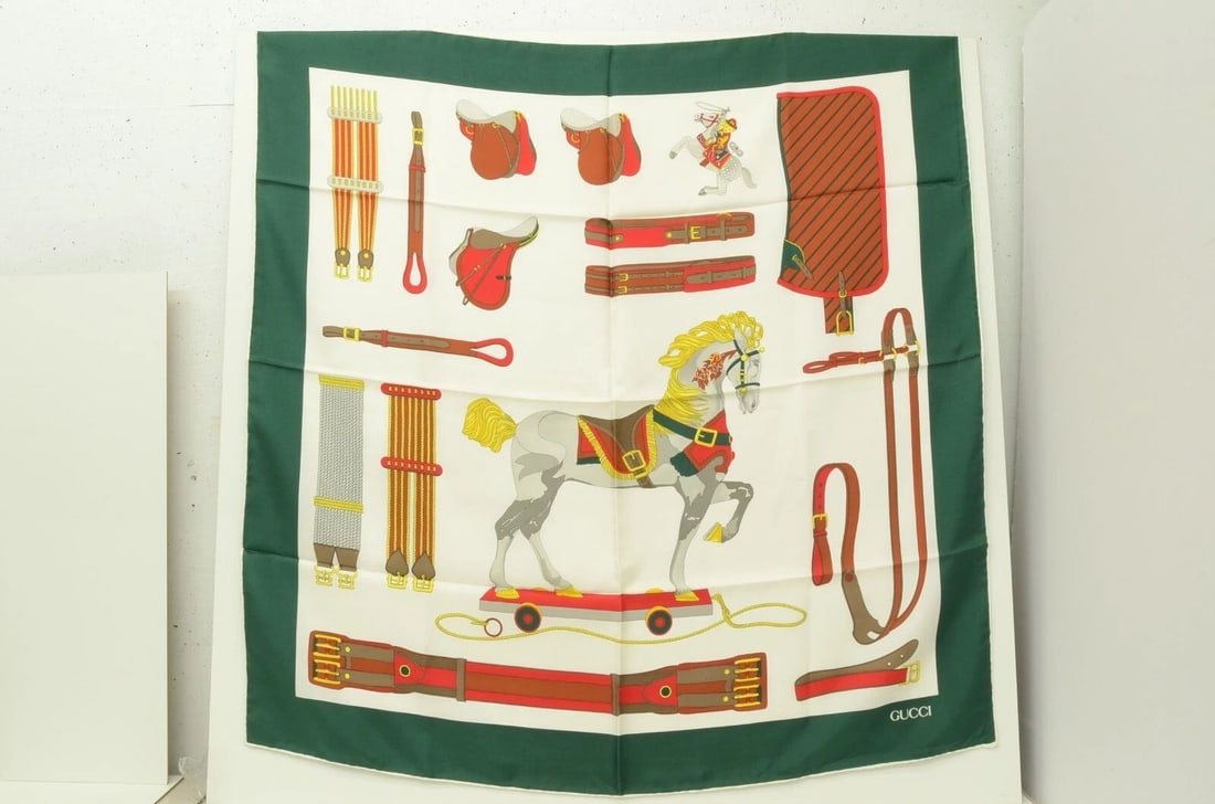 AUTHENTIC GUCCI 100% SILK SCARF GREEN EQUESTRIAN 90CM HORSE BUCKLES RED WHITE (1 of 2)