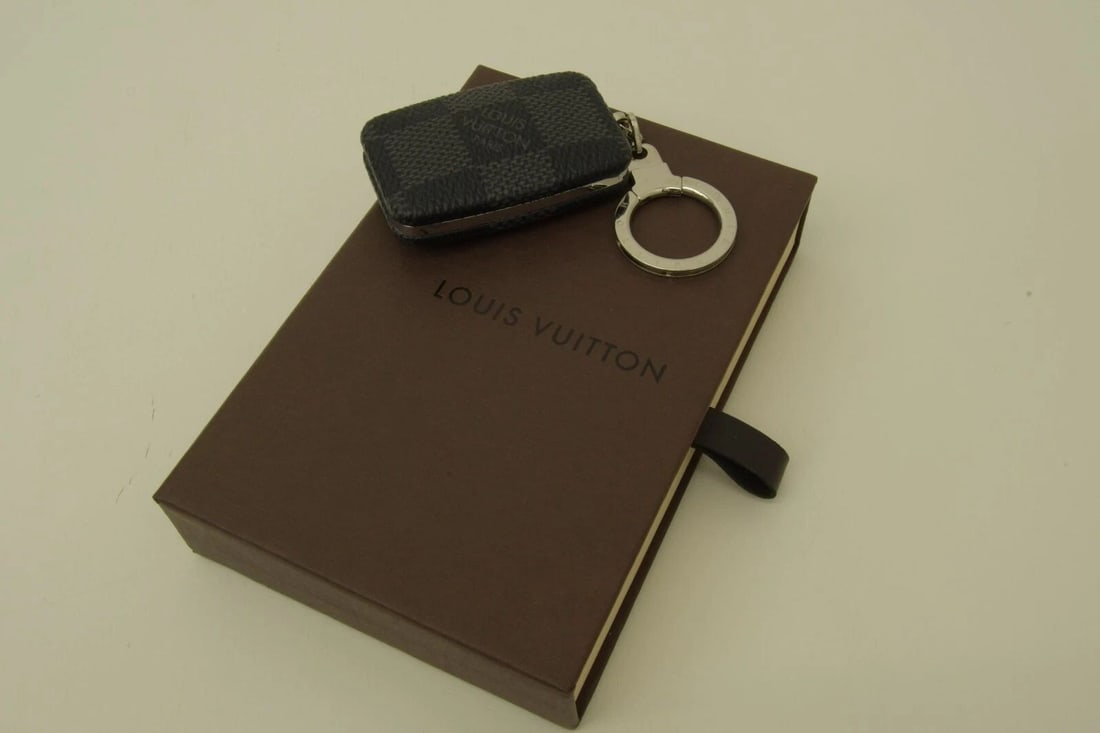 AUTHENTIC LOUIS VUITTON BLACK DAMIER PUSH FLASHLIGHT SP RING KEYCHAIN ACCESSORY (1 of 2)