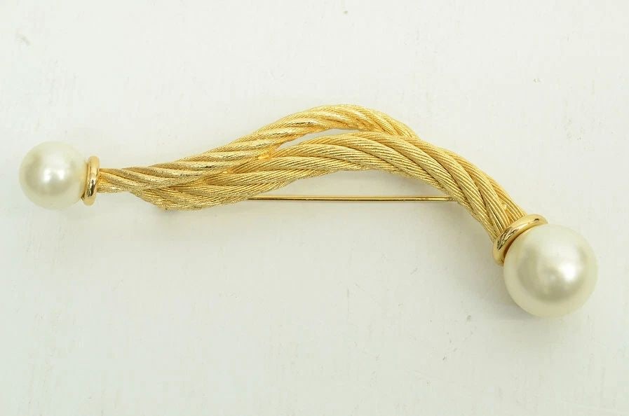 AUTHENTIC CHRISTIAN DIOR ROPE BROOCH GOLD PEARL GP SIGNATURE JEWELRY ACCESSORY: AUTHENTIC CHRISTIAN DIOR ROPE BROOCH GOLD PEARL GP SIGNATURE JEWELRY ACCESSORY Authentic Christian Dior Rope Brooch Gold Pearl GP Signature Jewelry Accessory Authentic Christian Dior Rope Brooch Gold 
