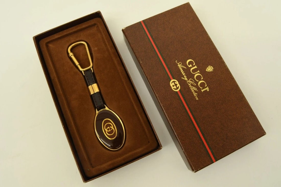 AUTHENTIC GUCCI BROWN LEATHER CLIP GP OVAL GG LOGO KEYCHAIN JEWELRY ACCESSORY: AUTHENTIC GUCCI BROWN LEATHER CLIP GP OVAL GG LOGO KEYCHAIN JEWELRY ACCESSORY Authentic Gucci Brown Leather Clip GP Oval GG Logo Keychain Jewelry Accessory Authentic Gucci Brown Leather Clip GP Oval G