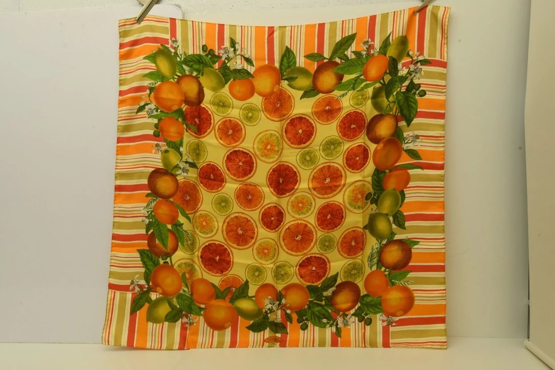 AUTHENTIC GUCCI 100% SILK SCARF ORANGES & LEAVES 90CM FLORAL ORANGE MUSTARD (1 of 2)