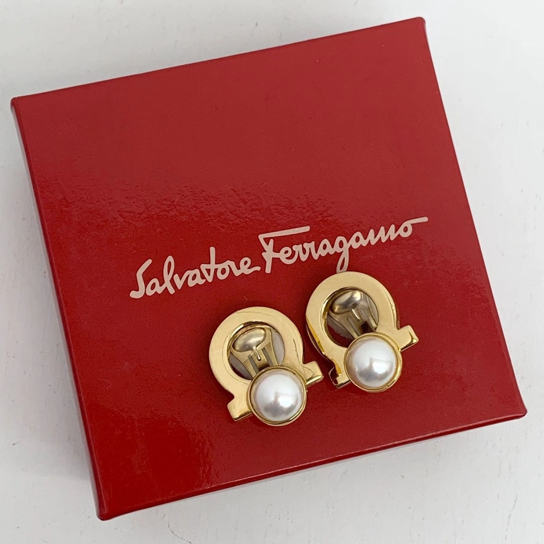 AUTHENTIC FERRAGAMO GANCINI FAUX PEARL GOLD EARRINGS GP JEWELRY ACCESSORIES (1 of 2)