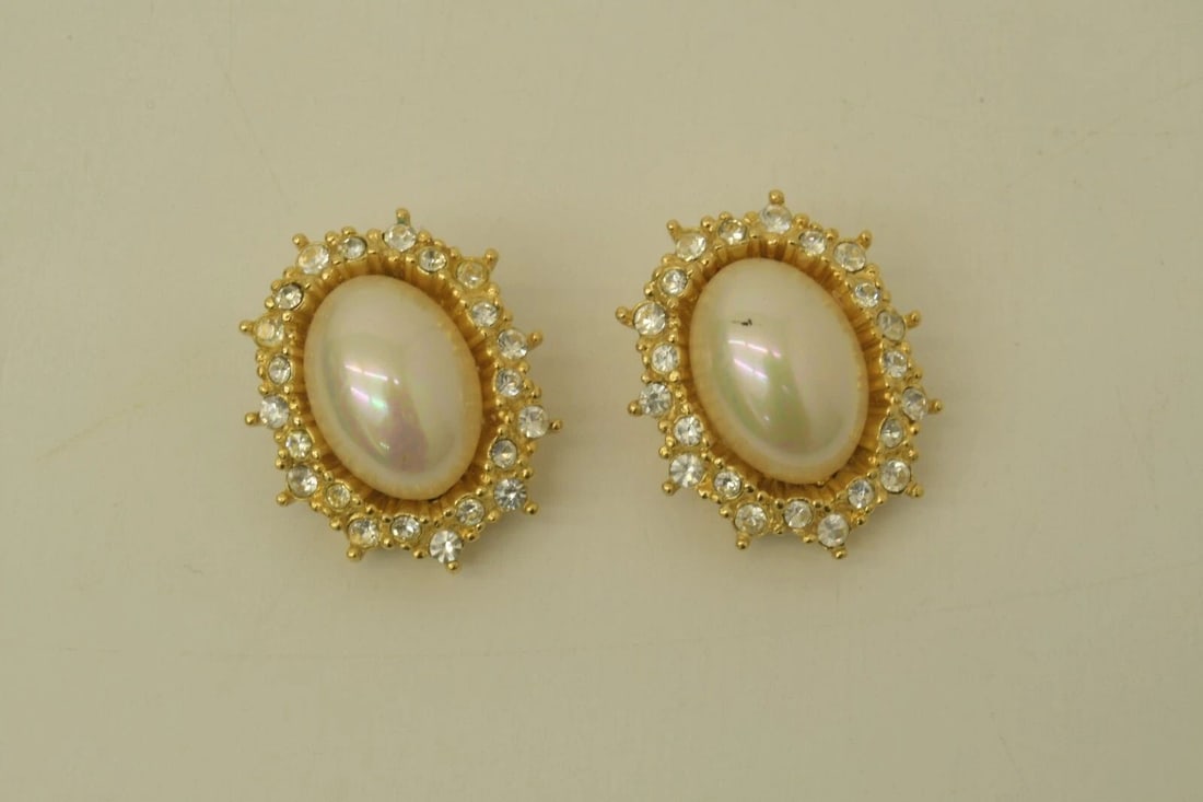 AUTHENTIC CHRISTIAN DIOR CLIP ON EARRINGS OVAL GP FAUX PEARL RHINESTONE JEWELRY (1 of 2)