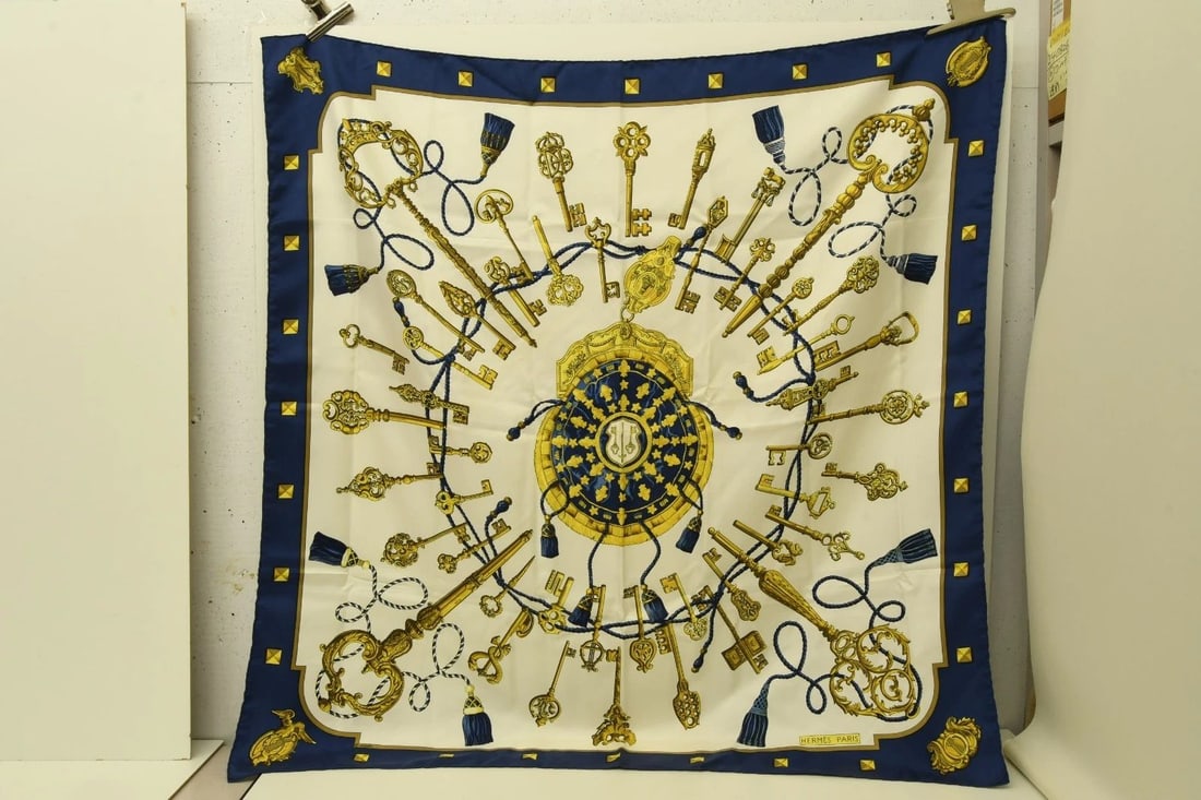 AUTHENTIC HERMES SCARF VINTAGE CLEFS BLUE 90CM CATY LATHAM SILK: AUTHENTIC HERMES SCARF VINTAGE CLEFS BLUE 90CM CATY LATHAM SILK Hermes Clefs Keys Caty Latham Manufactured: France Height: 90cm (35.4 inch) Width: 90cm (35.4 inch) 100% Silk Keys, Fashion Blue, white 