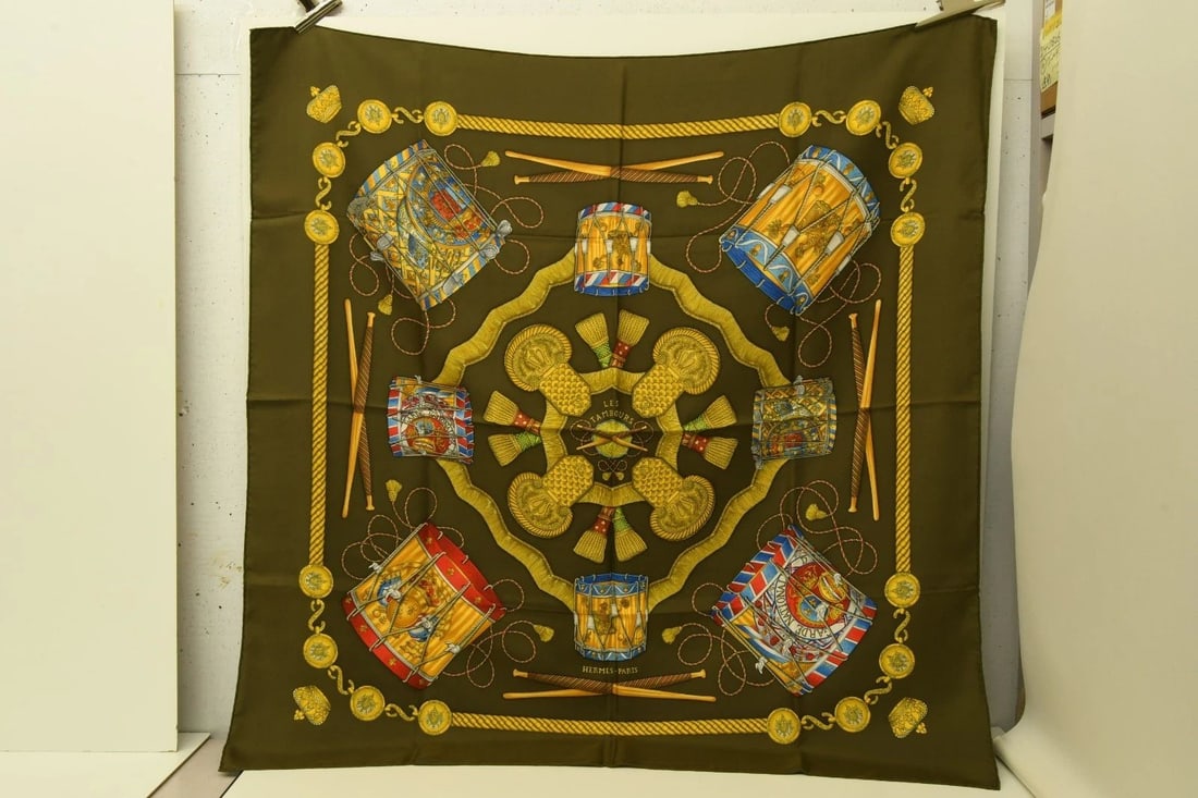 AUTHENTIC HERMES SCARF VINTAGE LES TAMBOURS DRUMS BROWN 90CM METZ SILK: AUTHENTIC HERMES SCARF VINTAGE LES TAMBOURS DRUMS BROWN 90CM METZ SILK Les Tambours The Drums Joachim Metz Manufactured: France Height: 90cm (35.4 inch) Width: 90cm (35.4 inch) 100% Silk Instruments, 