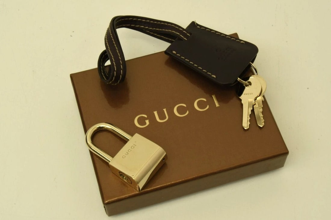 AUTHENTIC GUCCI BROWN LEATHER BAG CHARM SP LOCK KET HIDER FASHION ACCESSORY: AUTHENTIC GUCCI BROWN LEATHER BAG CHARM SP LOCK KET HIDER FASHION ACCESSORY AUTHENTIC GUCCI BROWN LEATHER BAG CHARM SP LOCK KET HIDER FASHION ACCESSORY Bag Charm Length: 21 cm Width: 4.1 cm Lock Heigh