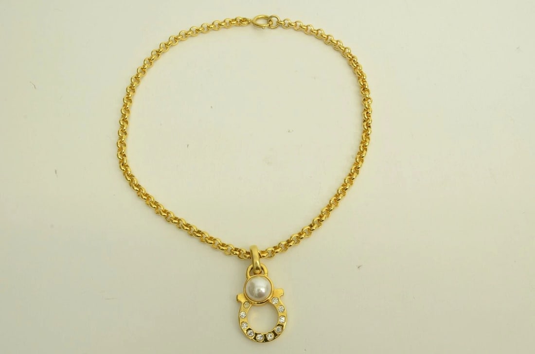 AUTHENTIC FERRAGAMO NECKLACE GANCINI CHARM EMBLEM GP PEARL JEWELRY ACCESSORY (1 of 2)