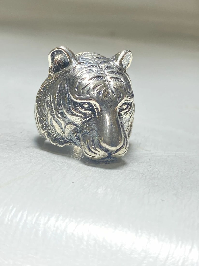 TIGER RING SIZE 9.75 BIG CAT STERLING SILVER BIKER BAND MEN: TIGER RING SIZE 9.75 BIG CAT STERLING SILVER BIKER BAND MEN Tiger ring Big Cat sterling silver Biker band men Size 9.75 Weight 18.3g Length 1" Thinnest part of band 3/16"