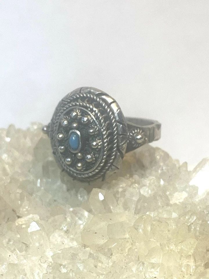 POISON RING LOCKET STERLING SILVER PINKY WOMEN GIRLS: POISON RING LOCKET STERLING SILVER PINKY WOMEN GIRLS Poison ring locket sterling silver pinky women girls Size 5.25 Weight. 6.5g Length 3/4" Width. 1/2" Thinnest part of band 5/32"