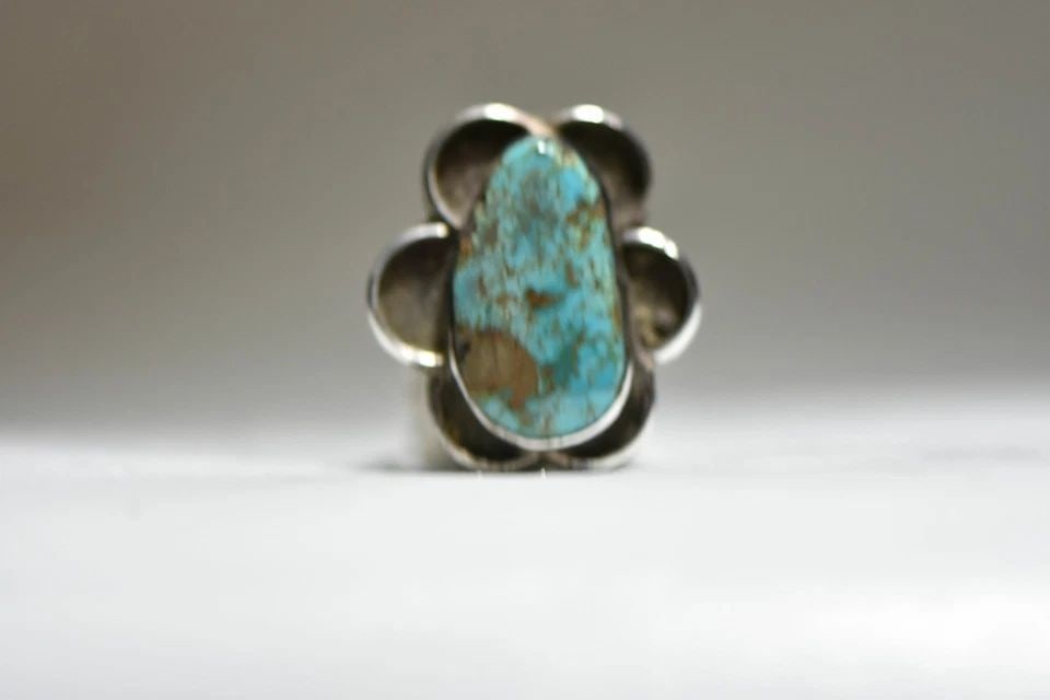 TURQUOISE RING NAVAJO LONG SOUTHWEST SCALLOPED STERLING SILVER EDGES: TURQUOISE RING NAVAJO LONG SOUTHWEST SCALLOPED STERLING SILVER EDGES Turquoise ring Navajo long sterling silver size 6.50 weight 7.4g Widest part of band 1 1/32" Thinnest part of band 1/4" Delivered i