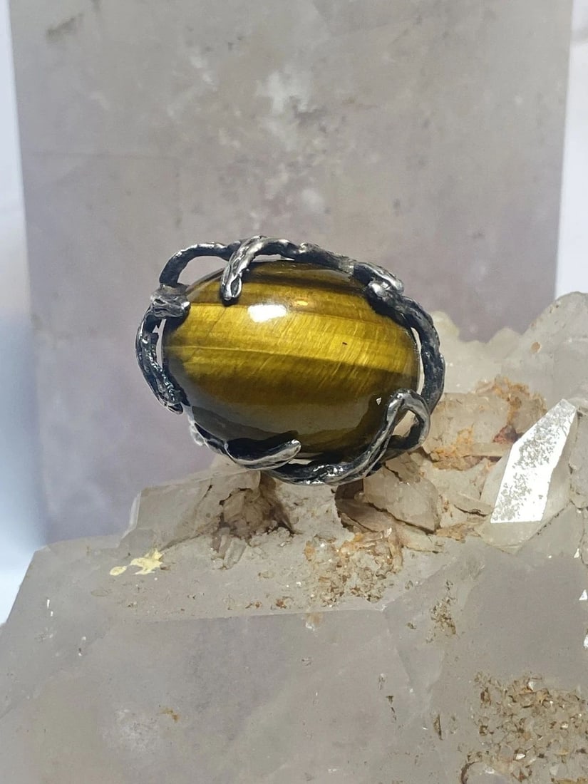 TIGER EYE RING BRUTALIST SOUTHWEST STERLING SILVER WOMEN GIRLS: TIGER EYE RING BRUTALIST SOUTHWEST STERLING SILVER WOMEN GIRLS Tiger Eye ring brutalist southwest sterling silver women girls Size 5.25 Weight 11.8g Length. 1" Width. 3/4" Thinnest part 5/32"