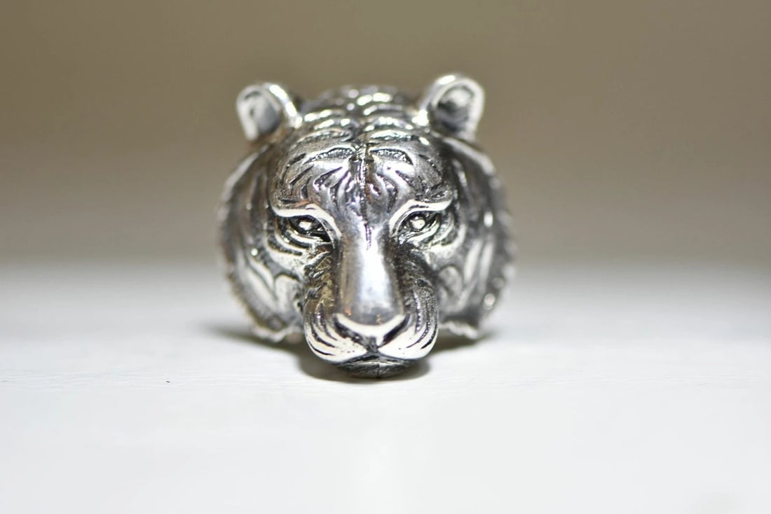 TIGER RING SIZE 9.25 STERLING SILVER WOMEN MEN: TIGER RING SIZE 9.25 STERLING SILVER WOMEN MEN Tiger ring sterling silver women men size 9.25 Between a size 9.25 and sizde 9.50 weight 19.3g Widest part of band 1 1/4" Thinnest part of band 1/4" Free