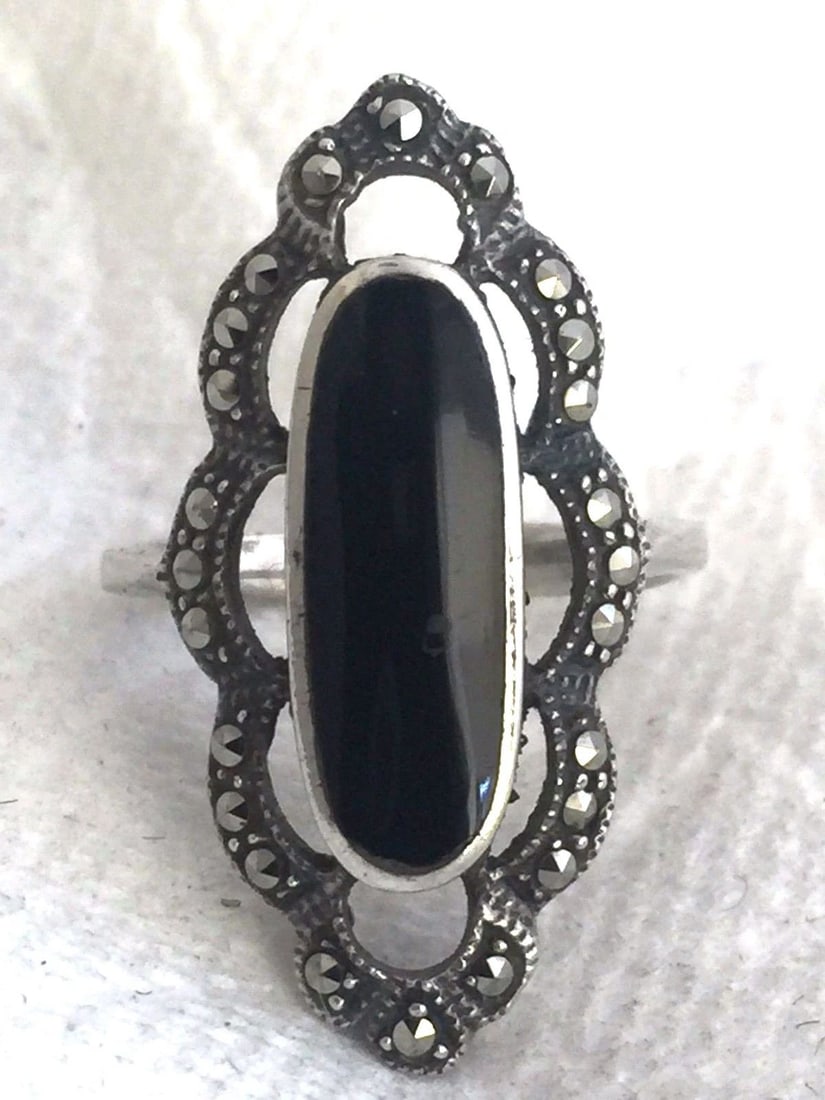 VINTAGE STERLING SILVER ONYX MARCASITE LONG RING ART DECO SIZE 6.25 5.3G: VINTAGE STERLING SILVER ONYX MARCASITE LONG RING ART DECO SIZE 6.25 5.3G Vintage Sterling Silver Onyx Marcasite Ring Art Deco Size 6.25 Weight 5.3g Length 1 7/32" Width 9/16" Free First Class sh