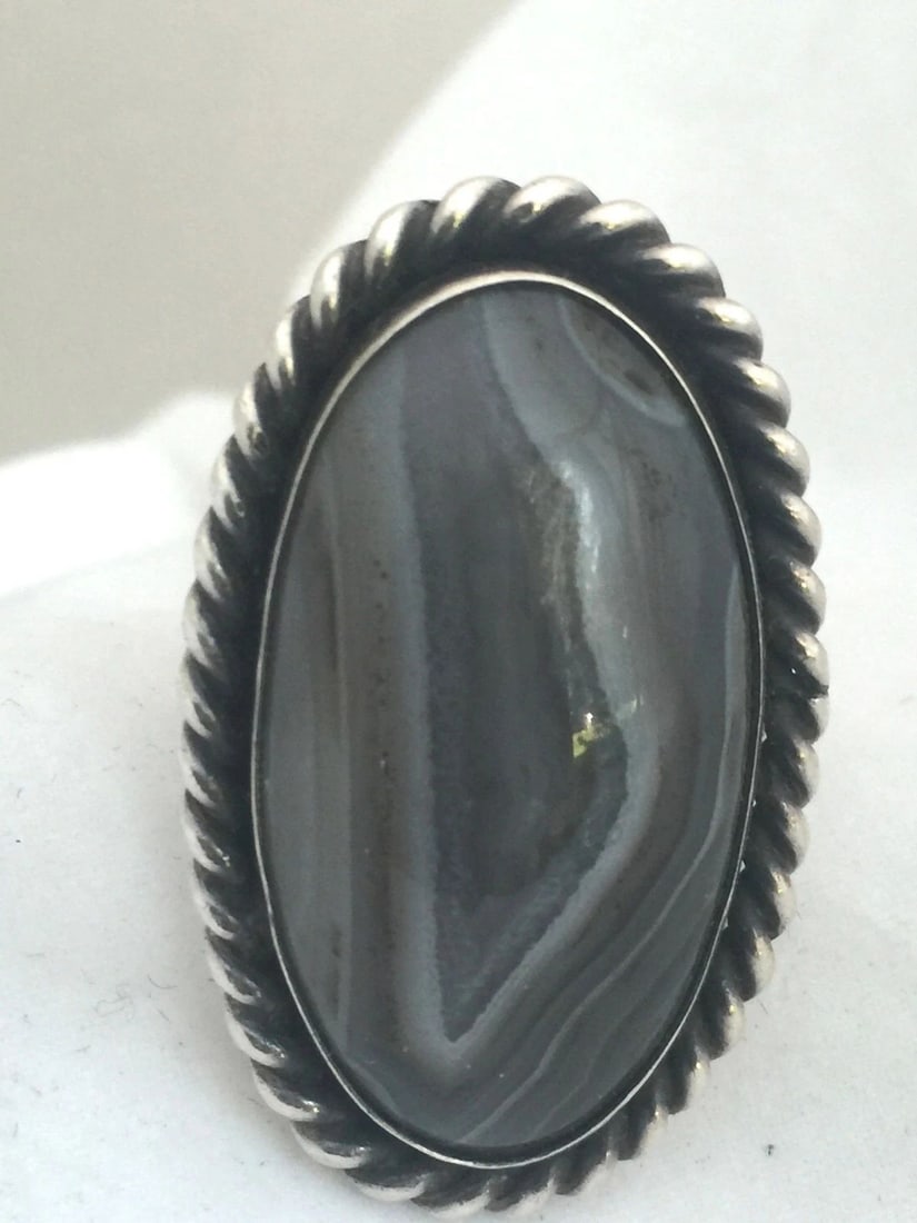 VINTAGE STERLING SILVER AGATE RING SIZE 10 15G TRIBAL SOUTHWEST LONG OVAL HEAVY: VINTAGE STERLING SILVER AGATE RING SIZE 10 15G TRIBAL SOUTHWEST LONG OVAL HEAVY Vintage Sterling Silver Agate Ring Size 10 Weight 15g Length 1 1/2" Width 7/8" Free First Class shipping and postal insu