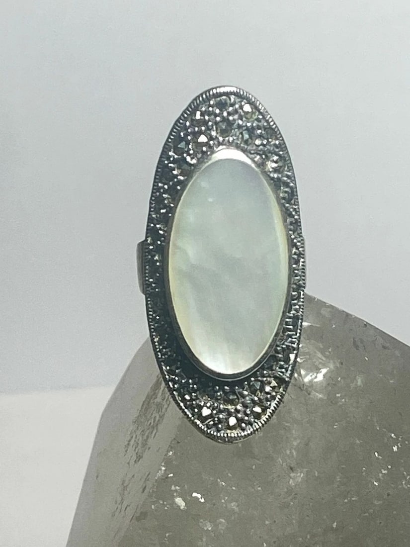 MOTHER OF PEARL RING LONG ART DECO STERLING SILVER WOMEN GIRLS: MOTHER OF PEARL RING LONG ART DECO STERLING SILVER WOMEN GIRLS Mother of Pearl ring Art Deco sterling silver women girls Size 6.25 Weight 8.3g Length 1. 9/16" Width 5/8" Thinnest back of band 3/16"