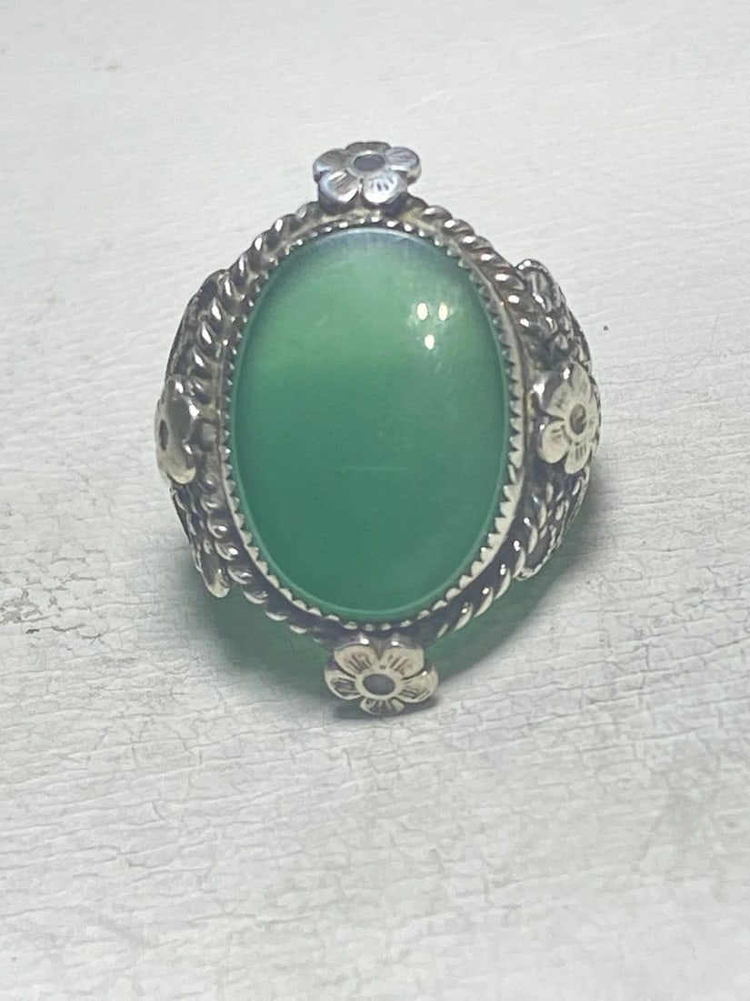 FLOWER RING GREEN STONE ART DECO STERLING SILVER WOMEN GIRLS: FLOWER RING GREEN STONE ART DECO STERLING SILVER WOMEN GIRLS Flower ring green stone Art Deco sterling silver women girls Size 5 Weight 5.9g Length. 1" Width. 1/2" Thinnest part of band 1/8"
