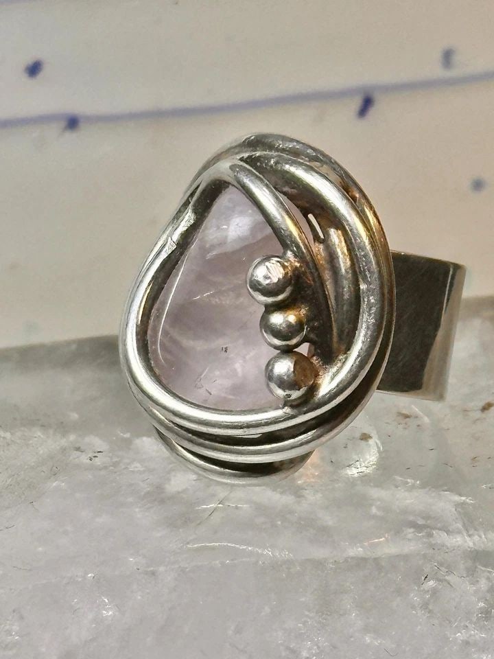 BORKE RING PALE ROSE QUARTZ SIZE 6.5 STERLING SILVER WOMEN: BORKE RING PALE ROSE QUARTZ SIZE 6.5 STERLING SILVER WOMEN Borke ring pale rose quartz boho size 6.5 sterling silver women Size 6.50 slightly adjustable Weight. 21.1g length 1" Widest part 3/4" Thinne