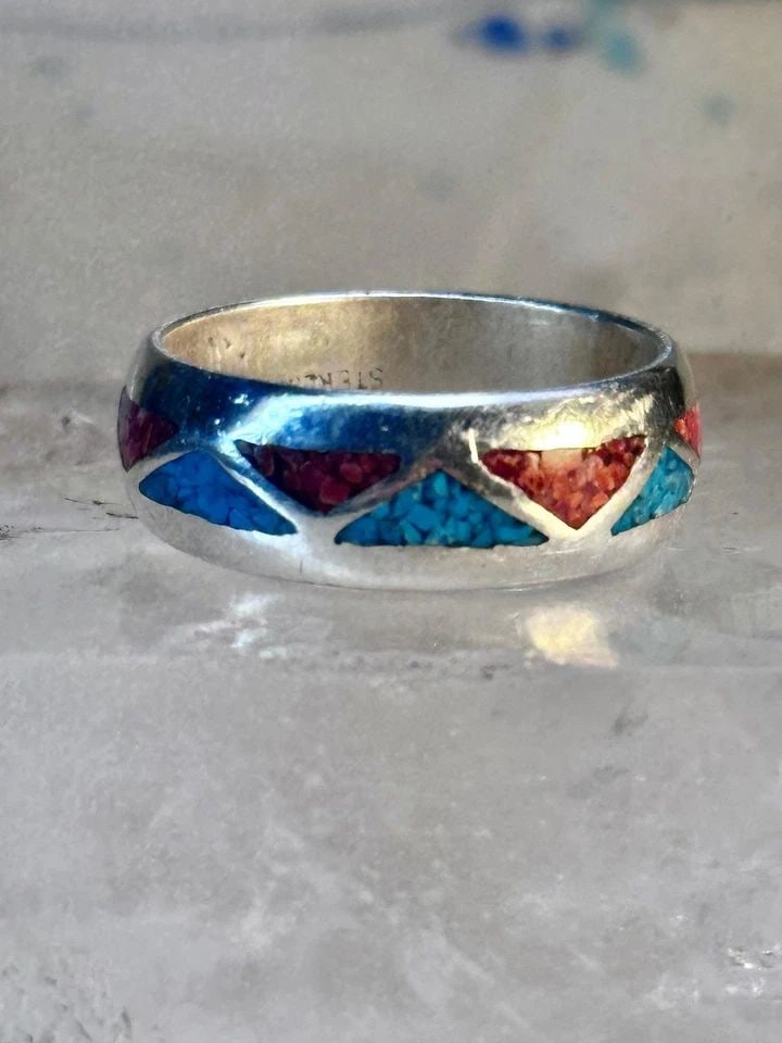 ZUNI RING WEDDING BAND TURQUOISE CORAL CHIPS STERLING SILVER SIZE 9.75 WOMEN MEN: ZUNI RING WEDDING BAND TURQUOISE CORAL CHIPS STERLING SILVER SIZE 9.75 WOMEN MEN Zuni ring Wedding band turquoise coral chips sterling silver size 9.75 women men Size 7.75 Weight 7.2g Width 1/4"