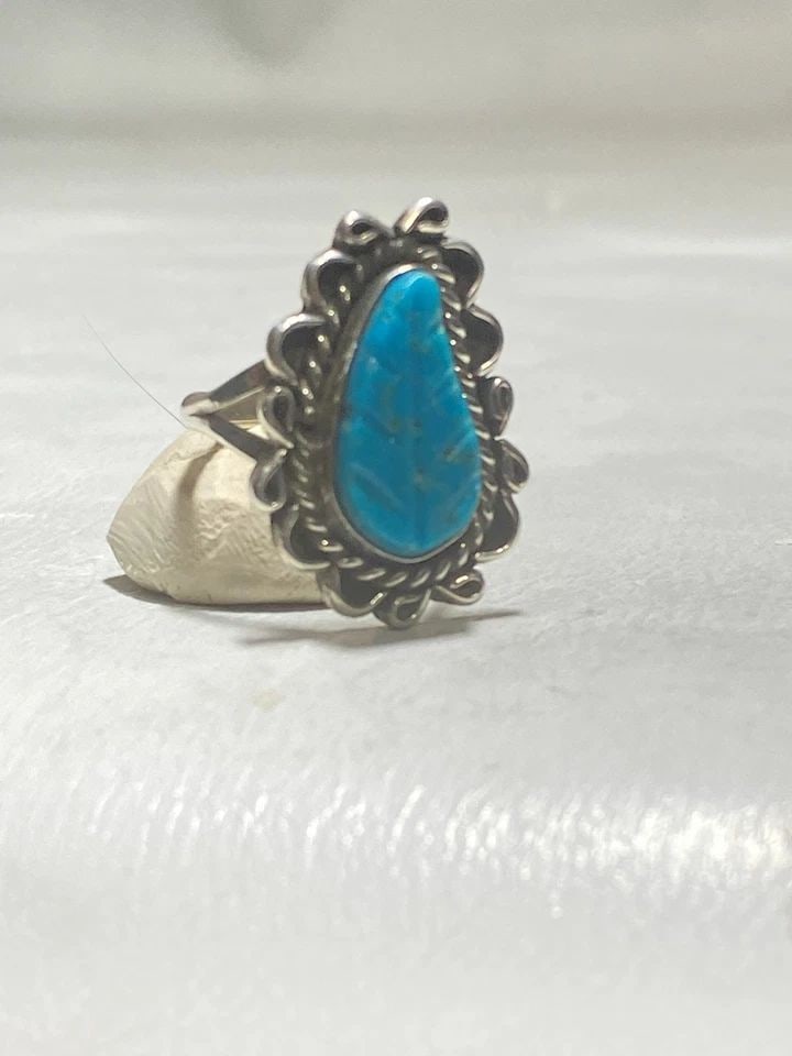TURQUOISE RING SOUTHWEST STERLING SILVER BAND WOMEN GIRLS: TURQUOISE RING SOUTHWEST STERLING SILVER BAND WOMEN GIRLS Turquoise ring leaf southwest sterling silver band women girls Size 5.75 Weight 5.6g Length of band 1" Width of band. 3/4" Thinnest part of ba