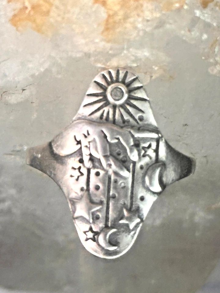 VINTAGE CELESTIAL RING STARS SUN BAND SIZE 7 STERLING SILVER WOMEN: VINTAGE CELESTIAL RING STARS SUN BAND SIZE 7 STERLING SILVER WOMEN Vintage celestial ring moon falling stars hand heaven sun band size 7 sterling silver women Size 7 Weight 2.9g Length 7/8" Width 3/8"
