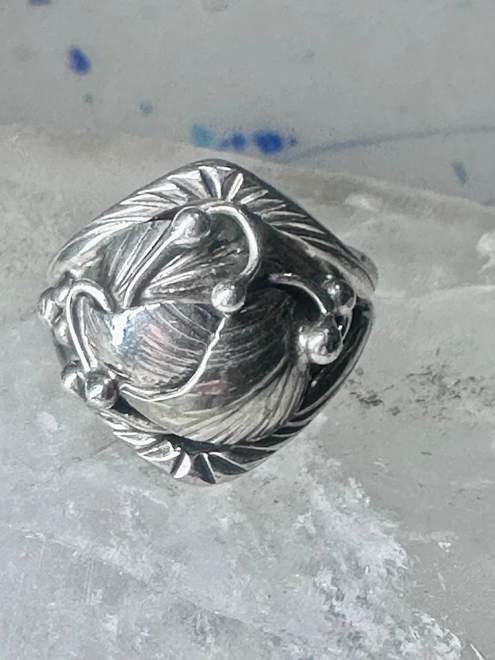 NAVAJO RING LEAVES CIGAR BAND SIZE 8.50 STERLING SILVER WOMEN GIRLS: NAVAJO RING LEAVES CIGAR BAND SIZE 8.50 STERLING SILVER WOMEN GIRLS Navajo ring leaves cigar band size 8.50 sterling silver women girls Size 8.50 Weight 7.7g Width 3/4" Band in Back 3/16"
