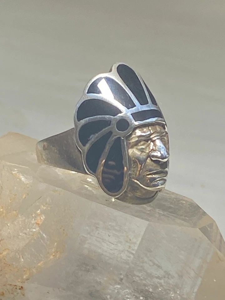 CHIEF RING SIZE 7.50 SOUTHWEST FEATHER HEADDRESS FIGURATIVE STERLING SILVER WOME: CHIEF RING SIZE 7.50 SOUTHWEST FEATHER HEADDRESS FIGURATIVE STERLING SILVER WOME Chief ring southwest feather headdress figurative sterling silver women men Size 7.50 Weight 6.8g Widest part 1" Thinne