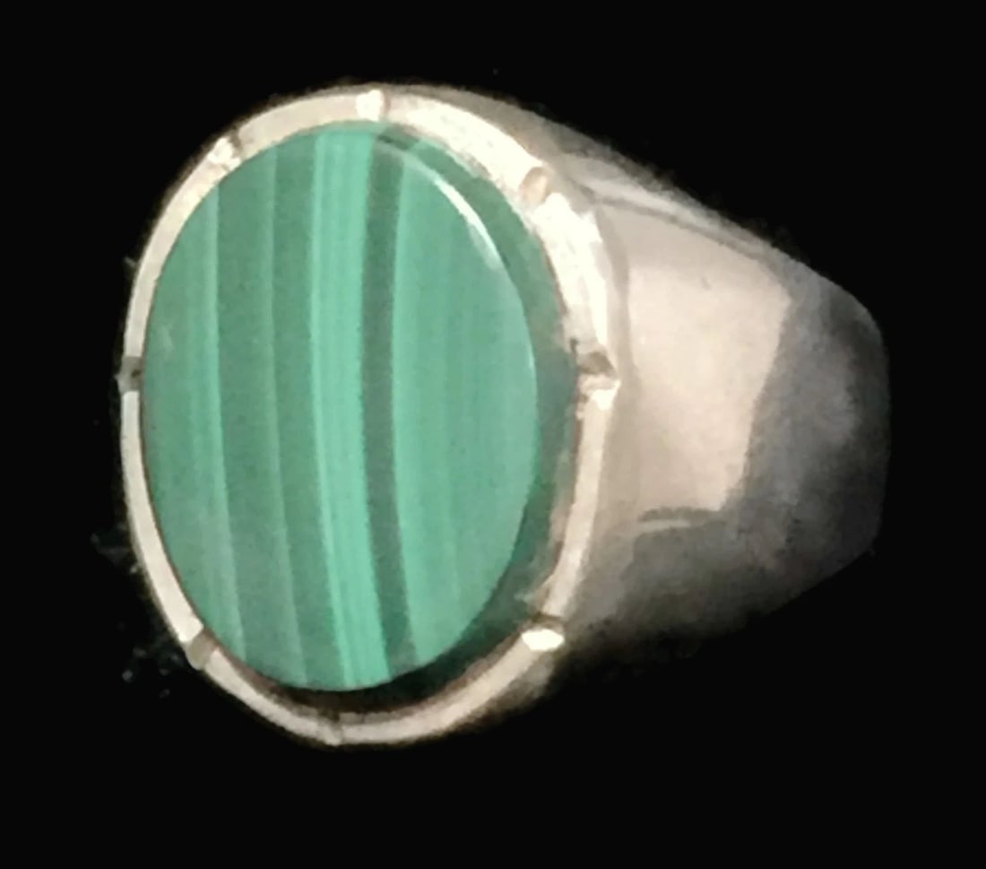 MALACHITE RING SOUTHWEST VINTAGE STERLING SILVER TRIBAL RING SIZE 9.50 MEN: MALACHITE RING SOUTHWEST VINTAGE STERLING SILVER TRIBAL RING SIZE 9.50 MEN Malachite Ring Vintage Sterling Silver Southwestern Size 9.50 Weight 13.8g Widest Part of Band 3/4" Thinnest Part of Band 1/8