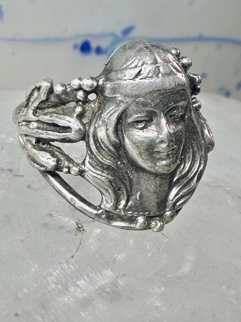 FACE RING ART DECO STYLE BAND STERLING SILVER SIZE 4.25 GIRLS WOMEN GIRLS: FACE RING ART DECO STYLE BAND STERLING SILVER SIZE 4.25 GIRLS WOMEN GIRLS Face ring art deco style band sterling silver size 4.25 girls women girls Size 4.25 Weight 6.5g Width 3/4" Thinnest part of ba